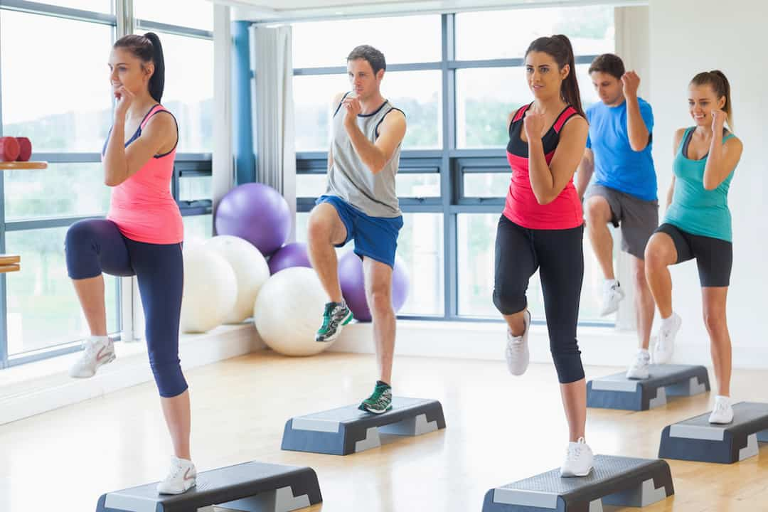 Bài tập aerobic chạy nâng cao đùi tại chỗ